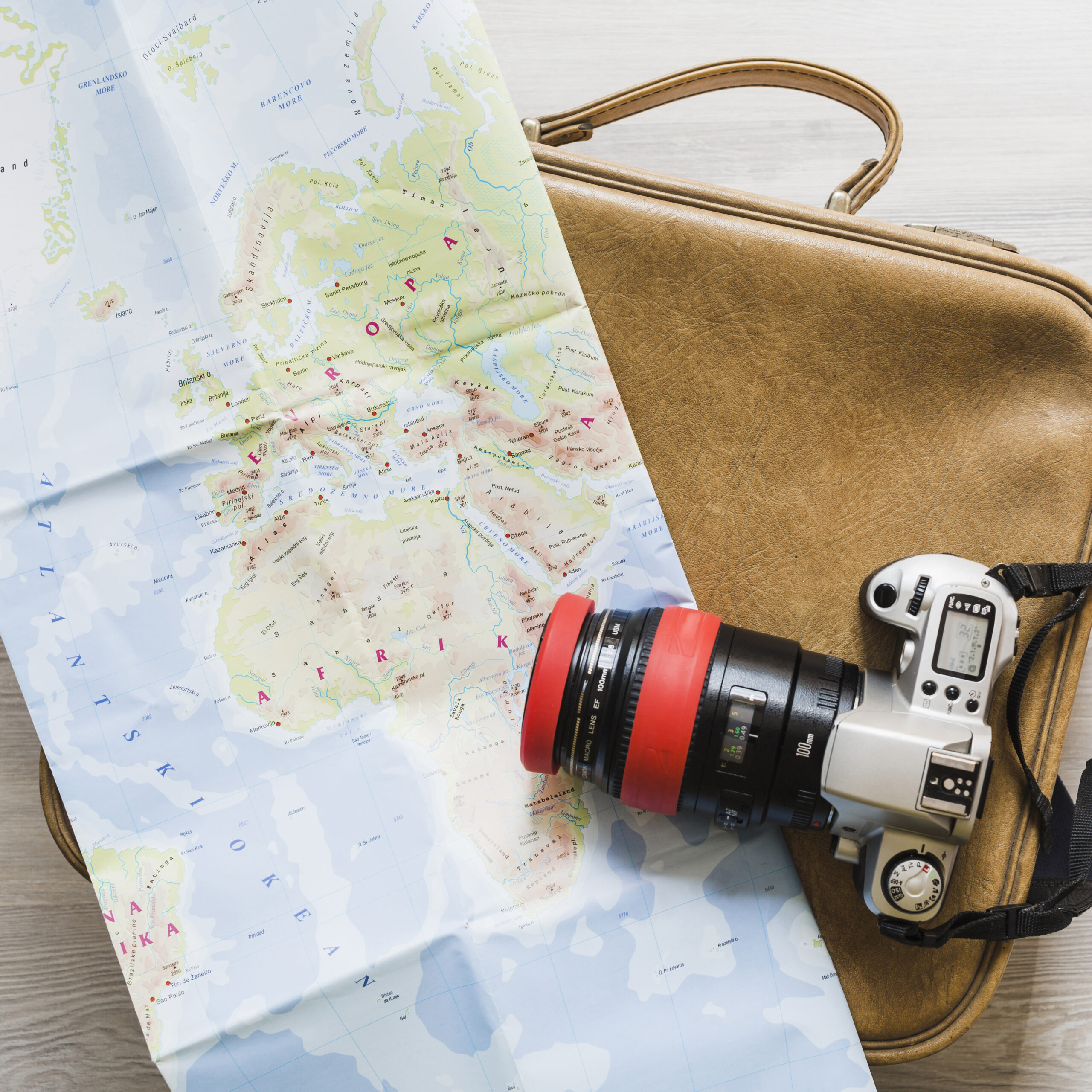 camera-map-travelling-bag